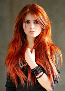 rude długie i proste włosy