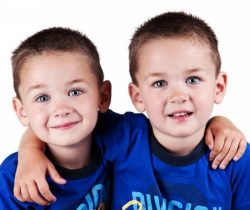 uczesanie dla dwóch chłopców bliźniaków
