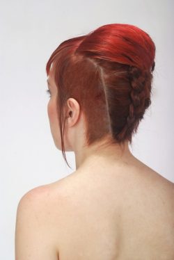 wygolony bok czerwone włosy