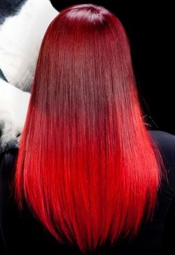włosy czerwone z jaśniejszymi końcami
