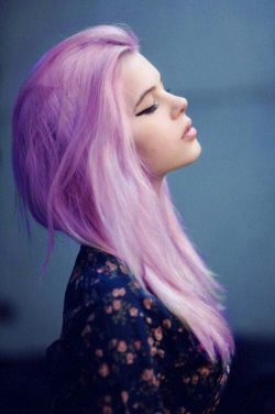 włosy fioletowe,