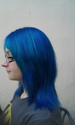 włosy totalnie niebieskie