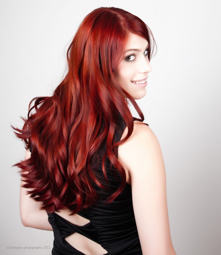 włosy w kolorze czerwieni
