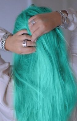 zielone miętowe włosy