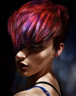 czerwone włosy z fioletowymi pasemkami