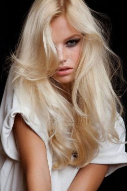 piękny bardzo jasny blond, długie włosy