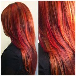 rude włosy z czerwonymi pasemkami
