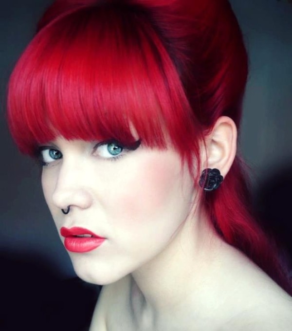czerwone włosy fryzura z grzywką