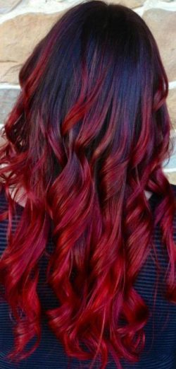 piękne czerwone długie włosy, loki