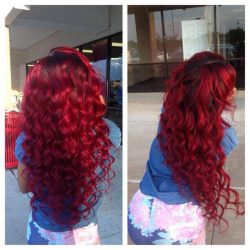 długie czerwone kręcone włosy