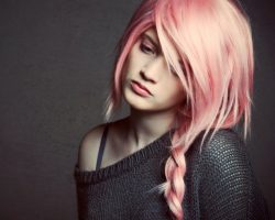 różowe włosy
