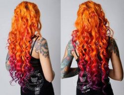 pomarańczowe kręcone włosy, rude włosy