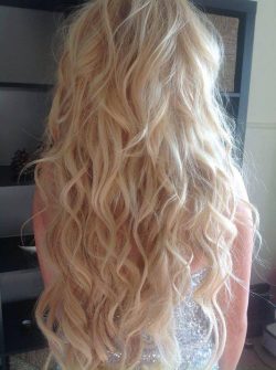 długie blond włosy