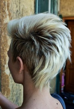 wygolony bok, blond włosy, krótka fryzura