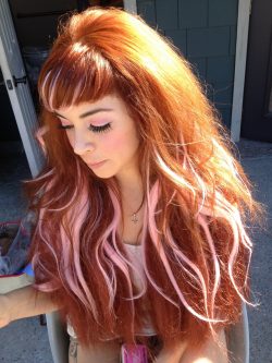 długie rude włosy z różowymi pasemkami