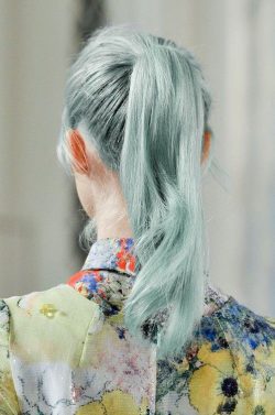 jasnoniebieskie włosy