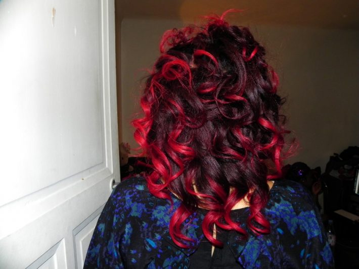czerwone kręcone włosy