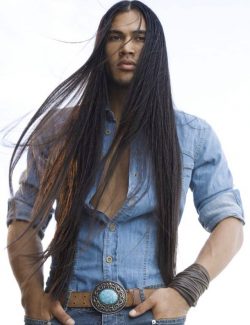 facet w długich włosach