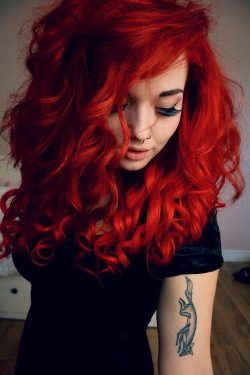 piękne puszyste czerwone włosy
