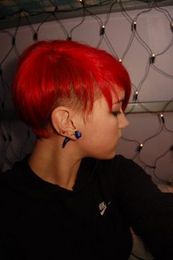 krótkie czerwone włosy