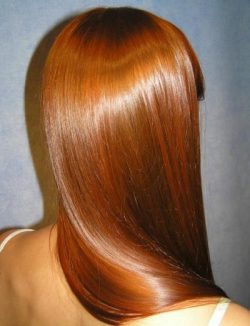 lśniące rude włosy