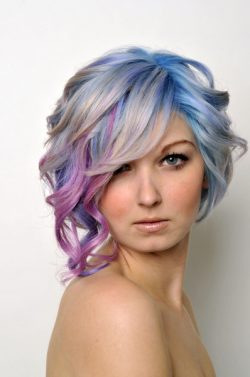 różowo niebieskie włosy
