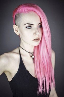 różowe włosy wygolony bok