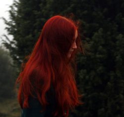 długie czerwone włosy
